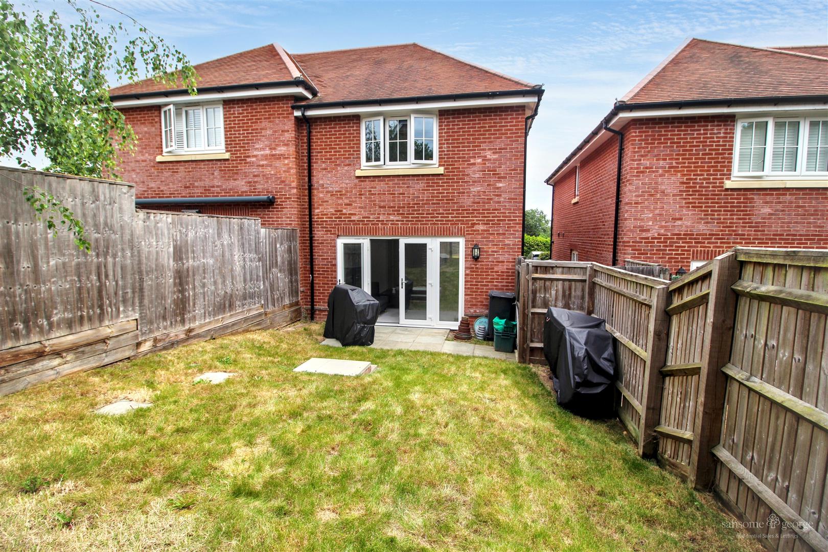 Sheffield Close, Pangbourne, Reading